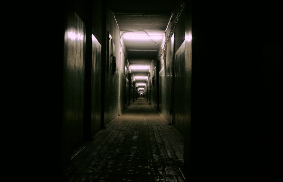 Длинный темный коридор