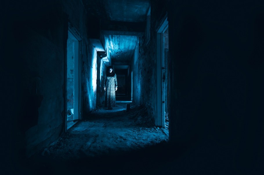 Длинный темный коридор