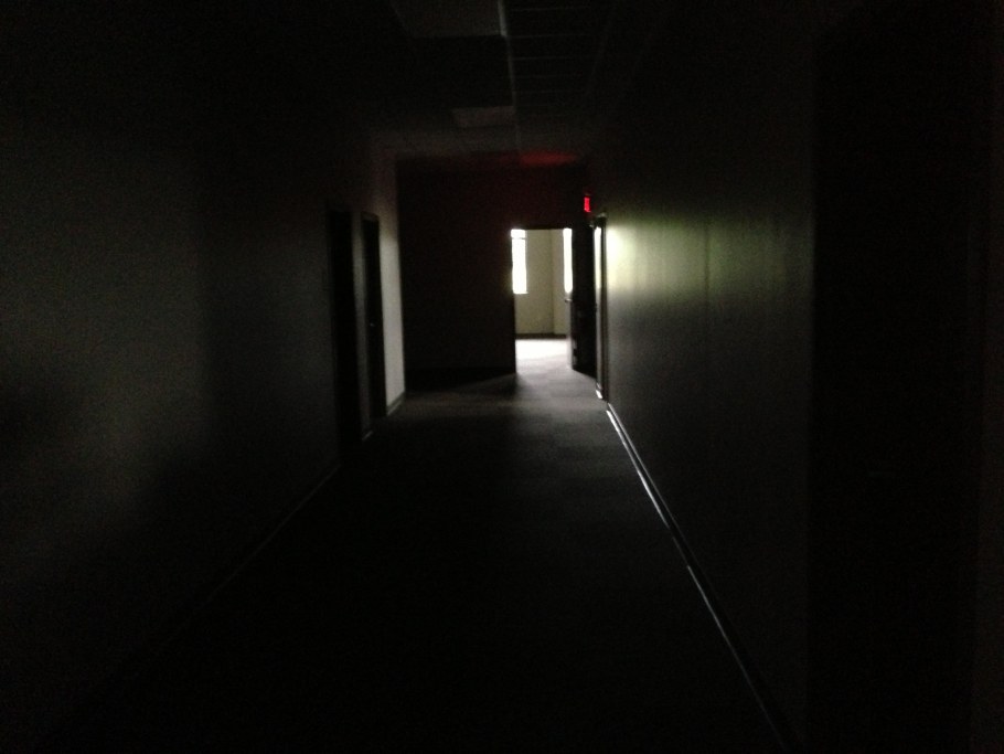 Тёмный коридор с лампочкой