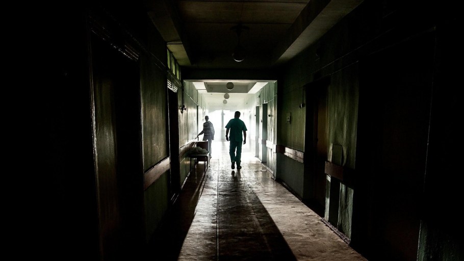 Темный старый коридор