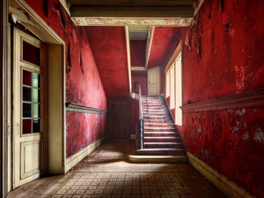 Мрачный коридор с дверями