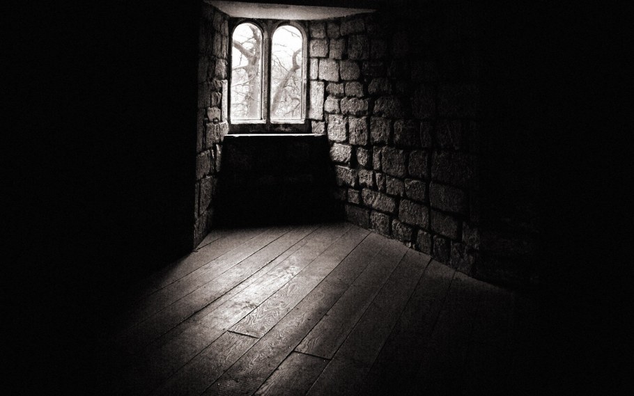 Двери в узком коридоре