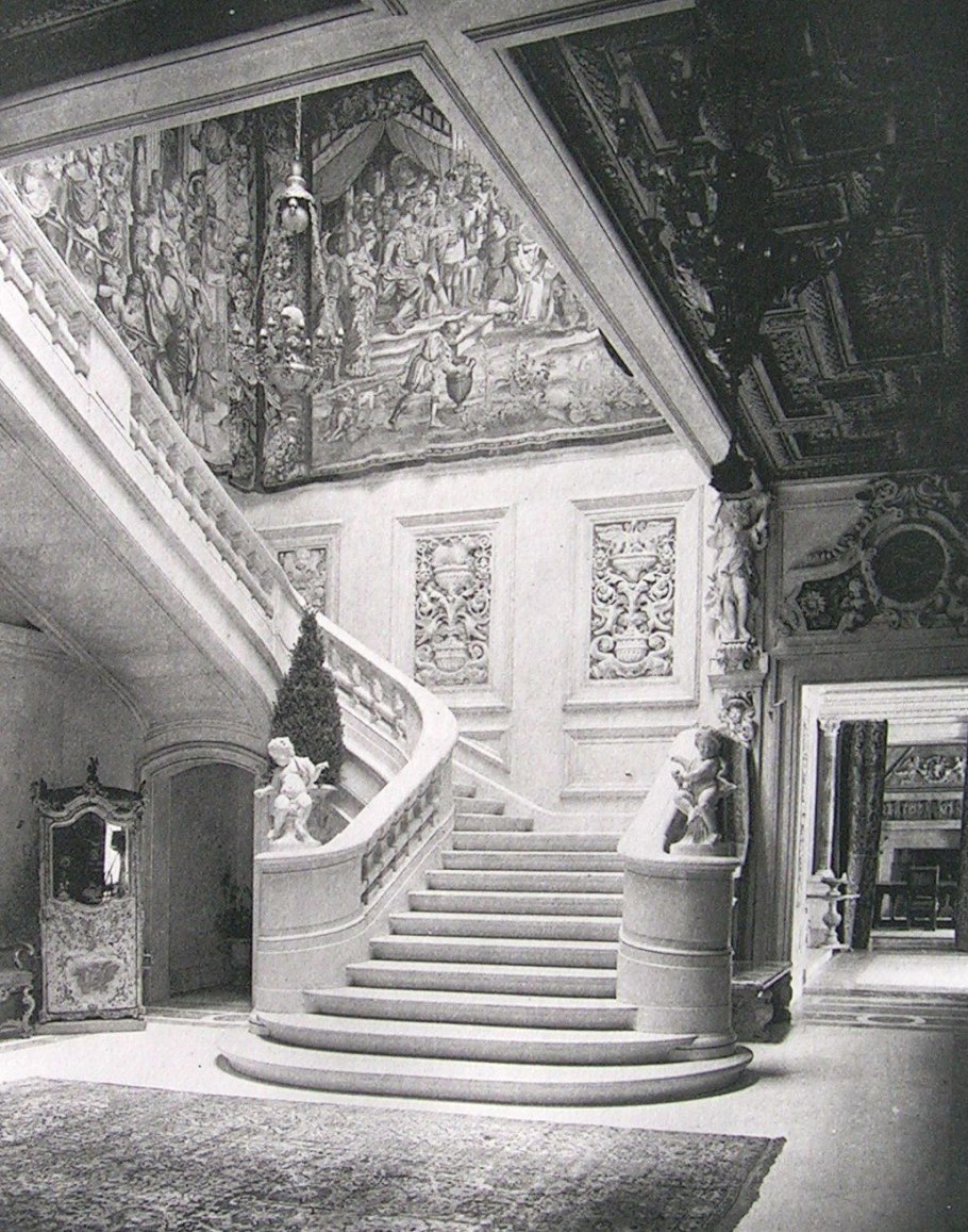 Лестница в особняке третьего рейха