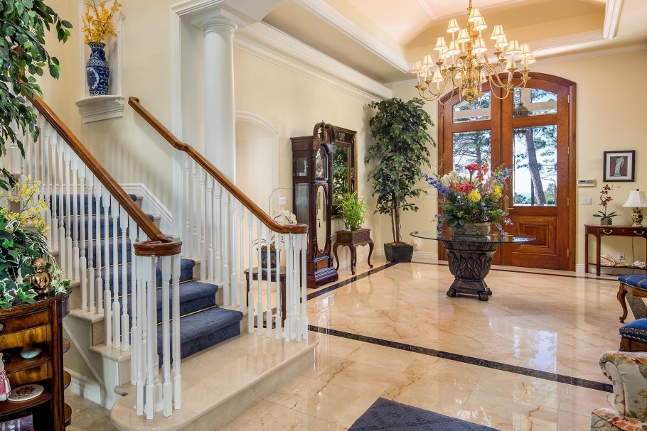 Холл гостиная с лестницей в частном доме