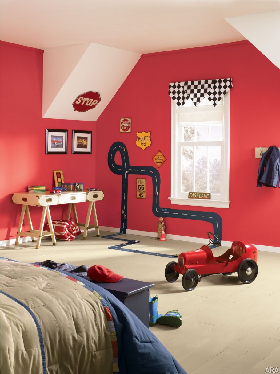 Дверь в подростковую комнату