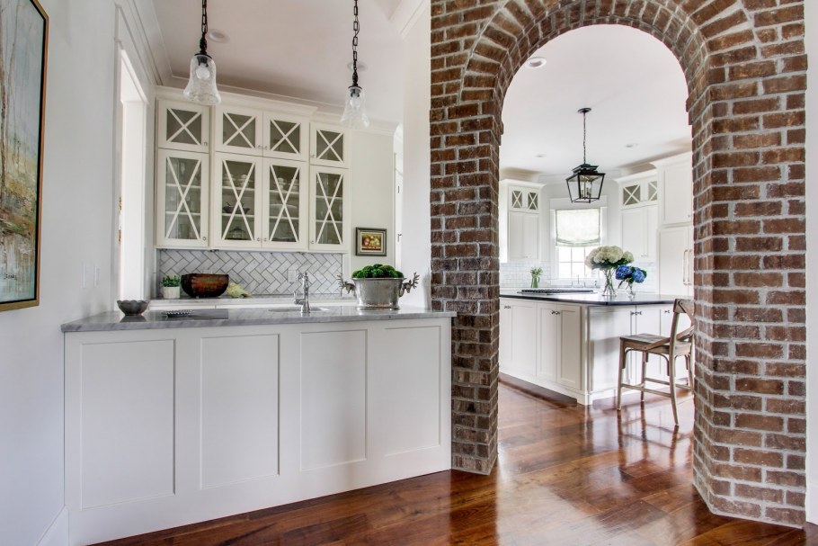 Арка на кухню с кирпичиками