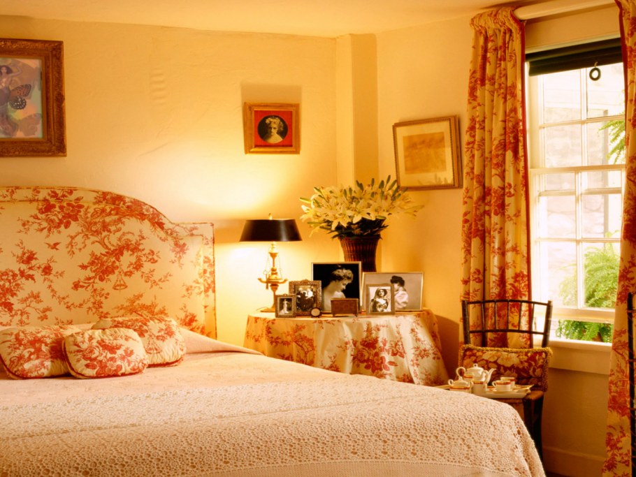 Спальня в светло желтых тонах