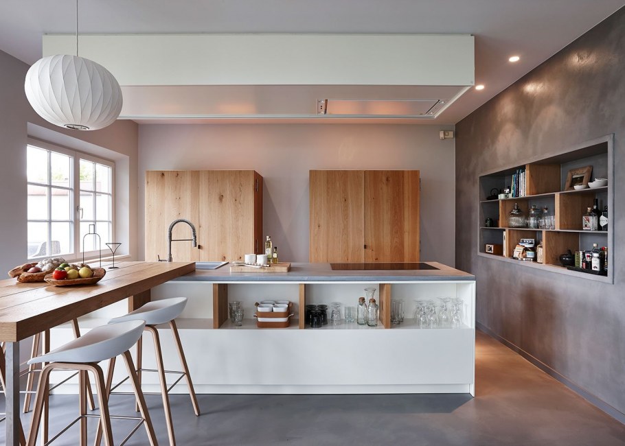 Белая декоративная штукатурка на кухне