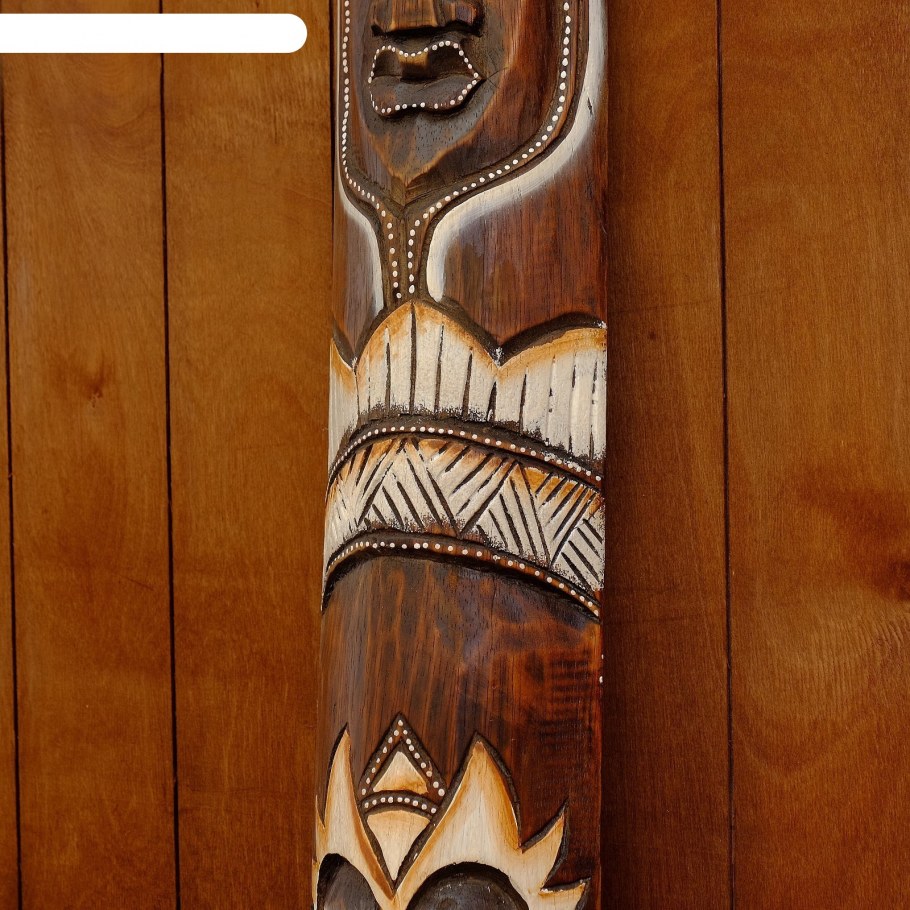 Деревянные маски в африканском стиле