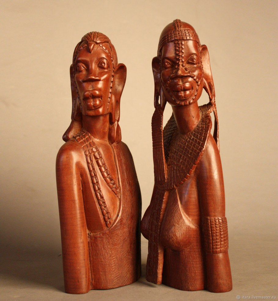 Африканец в маске в бамбуках