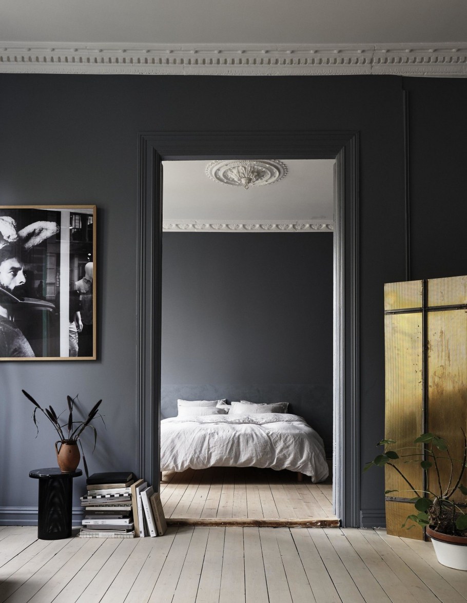 Спальня с темными стенами