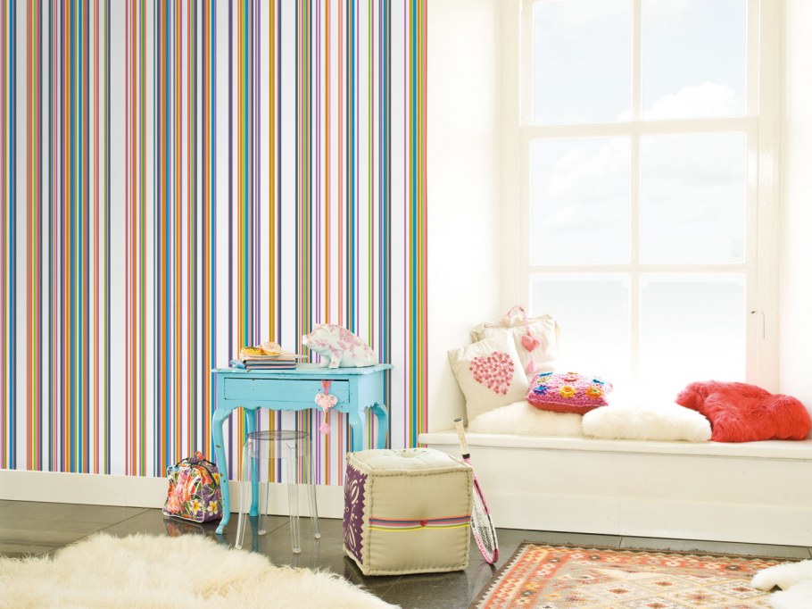 Обои в полоску для стен в интерьере спальни