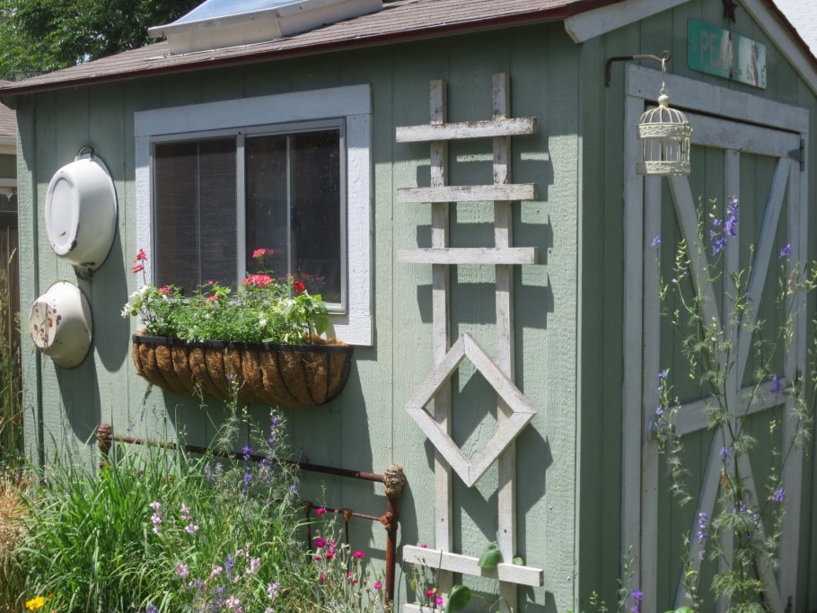 Украсить стену сарая