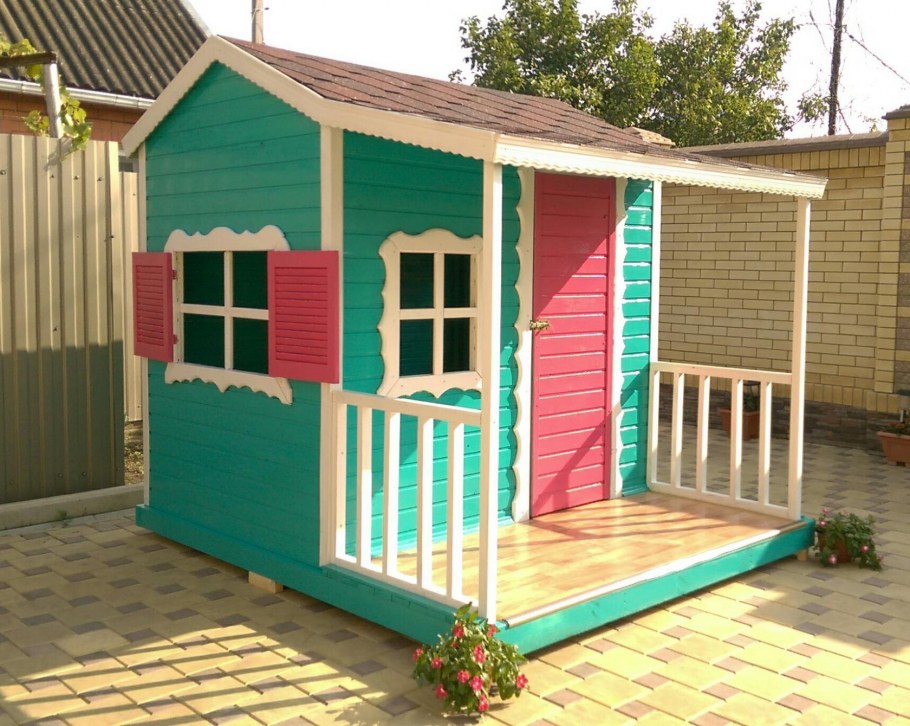 Покраска детского домика на даче