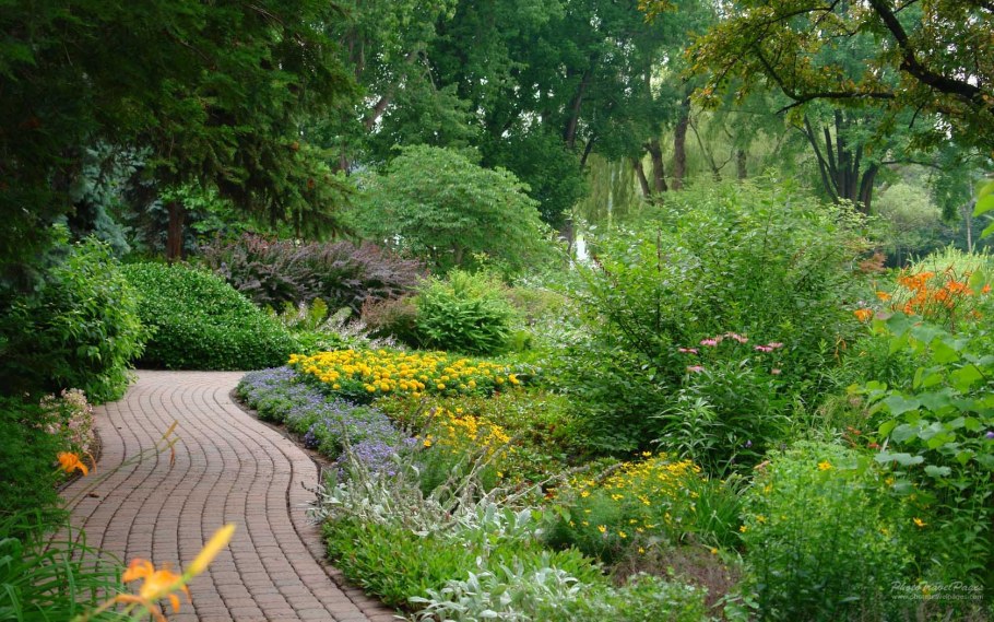 Дорожки в саду природного стиля