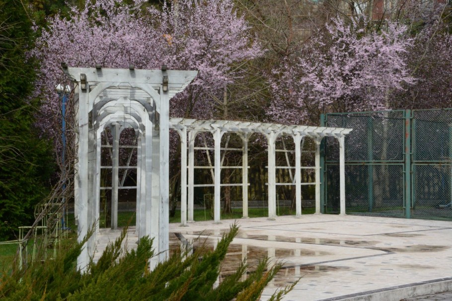 Пешеходный парковый мостик в Японии