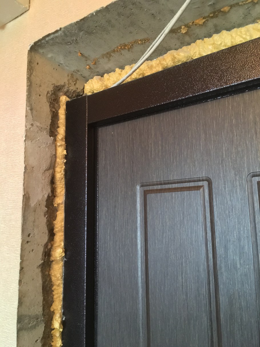 Отделка входной двери камнем