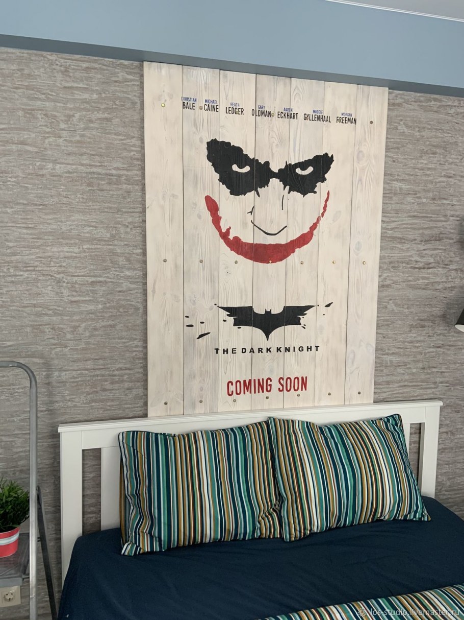 Панно в изголовье кровати