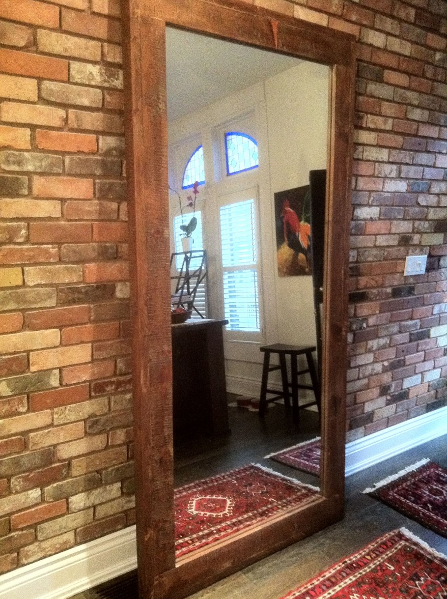 Зеркало на кирпичной стене