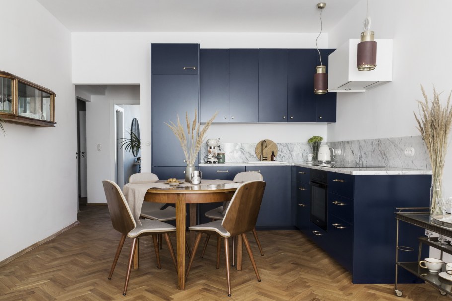 Серая матовая кухня со столешницей под дерево