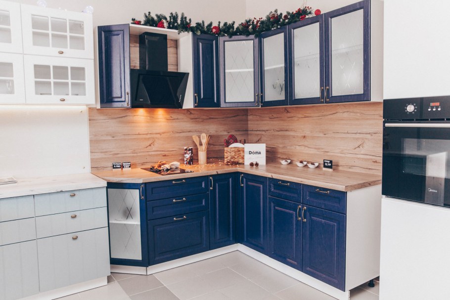 Синяя кухня с деревянной столешницей