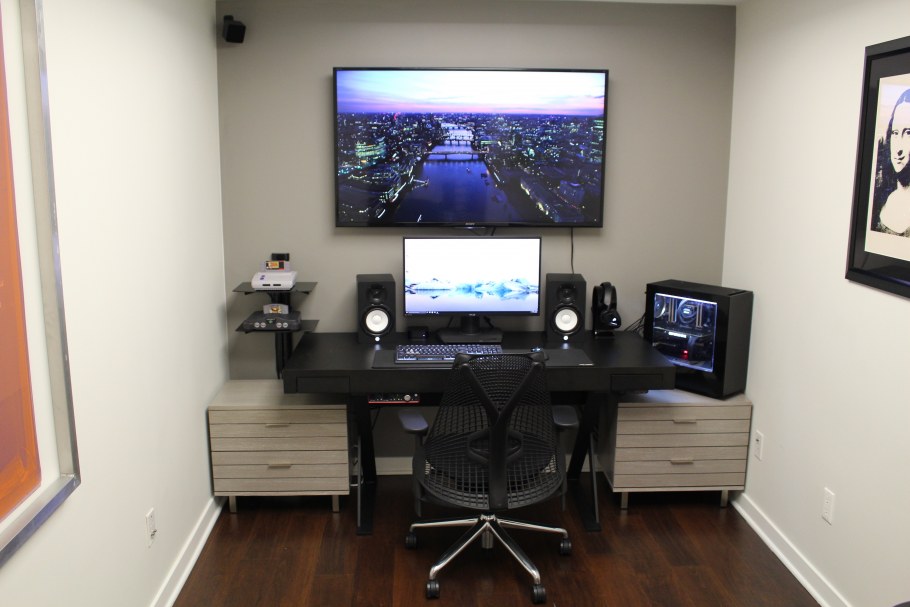 Обычная комната с компьютером