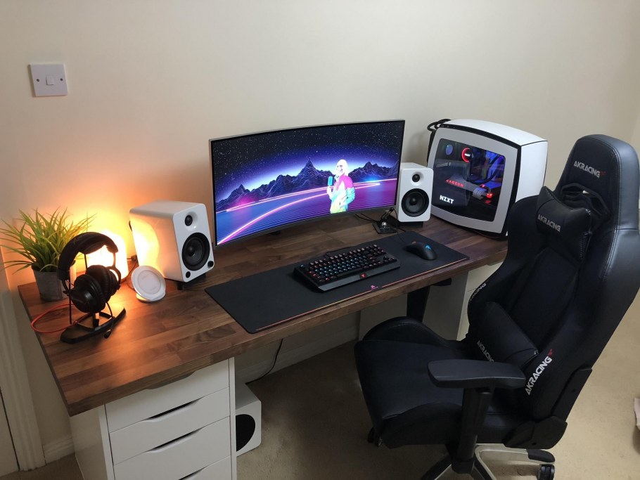 Комната с компьютером