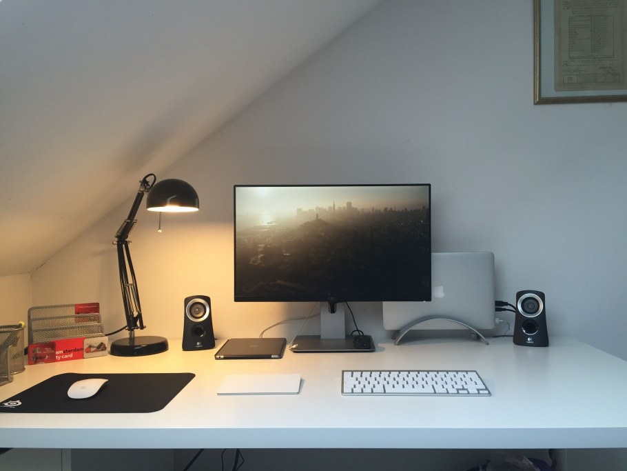 Подсветка за компьютерным столом