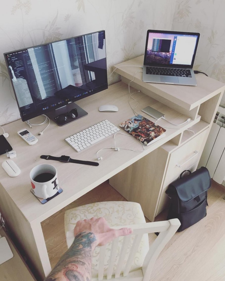 Рабочее место с компьютером и принтером