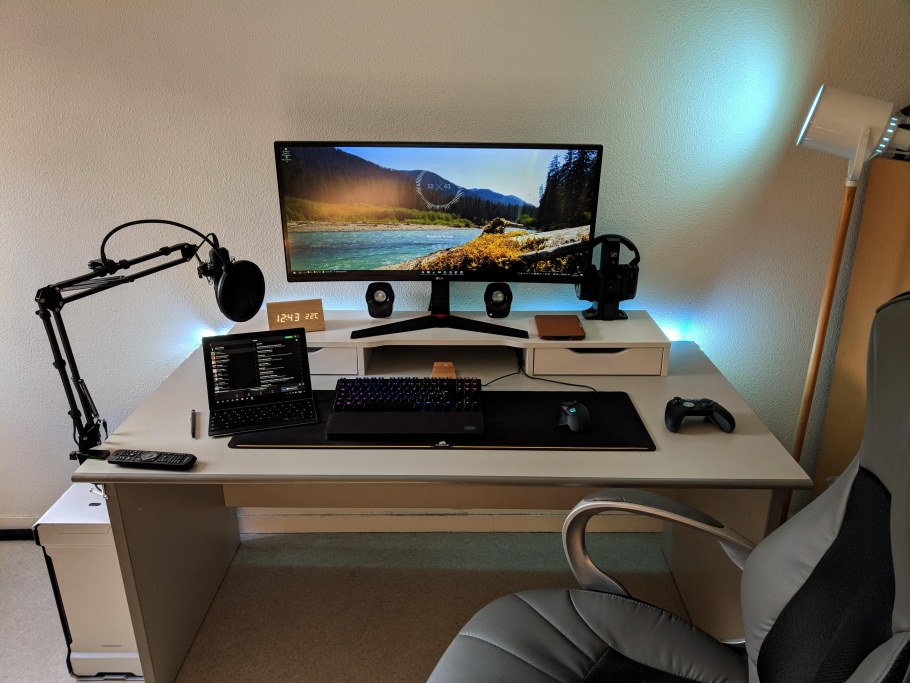 Геймерский уголок в комнате