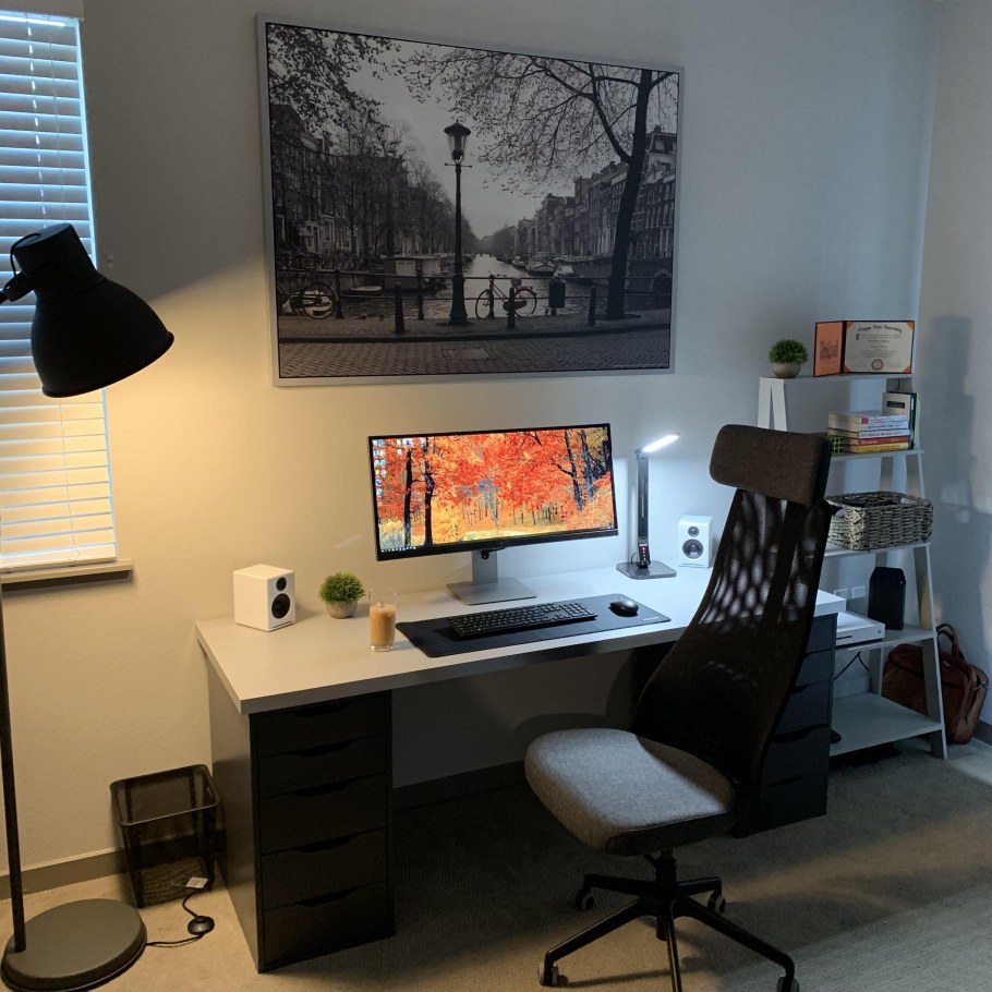 Комната с компьютером