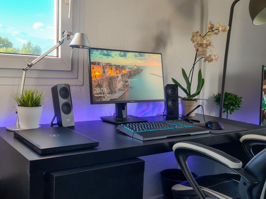 Игровое место с ноутбуком