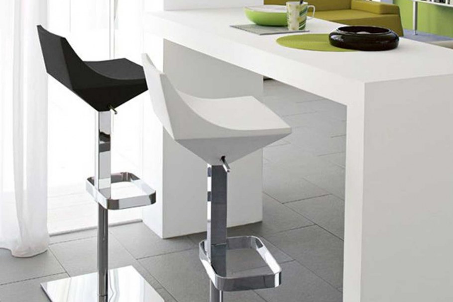 Декор над барной стойкой