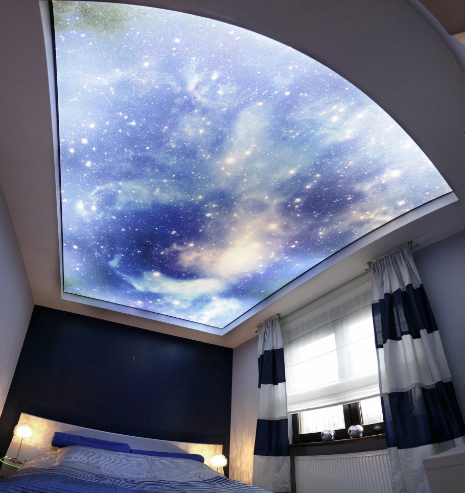 Натяжные потолки яркие