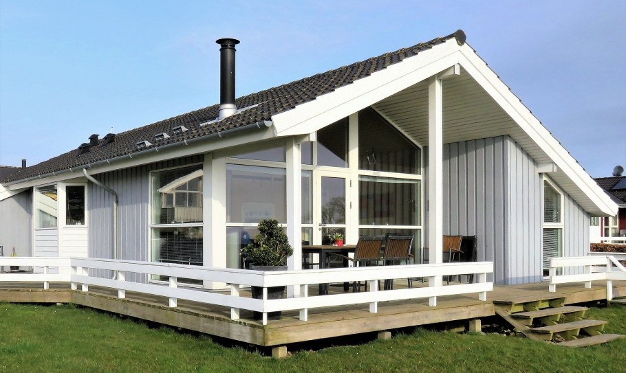 Дом в скандинавском стиле с террасой