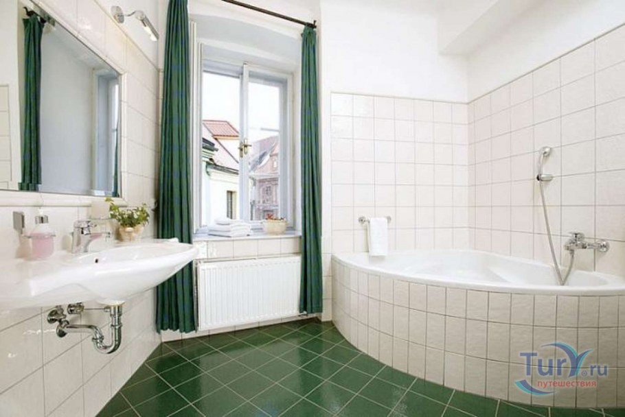 Белая ванная комната с зеленым полом