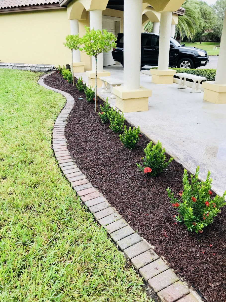 Мульчирование клумбы корой