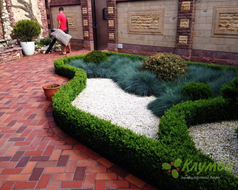 Газон с клумбой перед домом