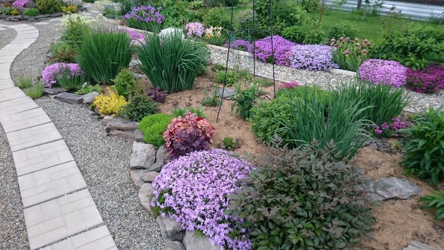 Украсить клумбу камнями