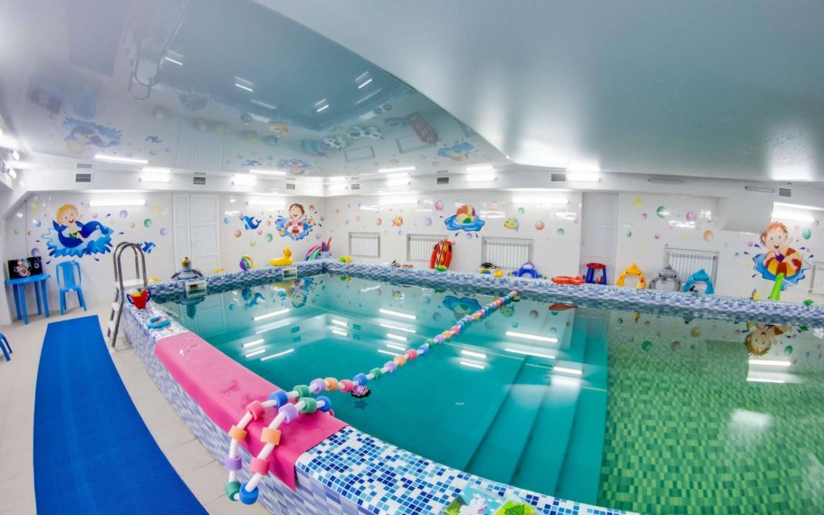 Бассейн с красивой отделкой