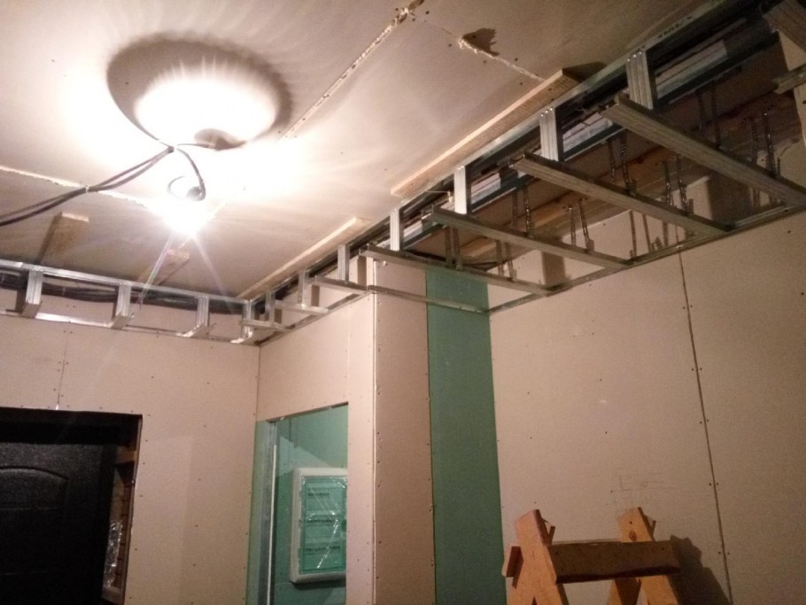 Потолок из гипсокартона с углублением