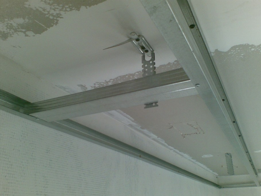 Потолок с широким плинтусом и подсветкой