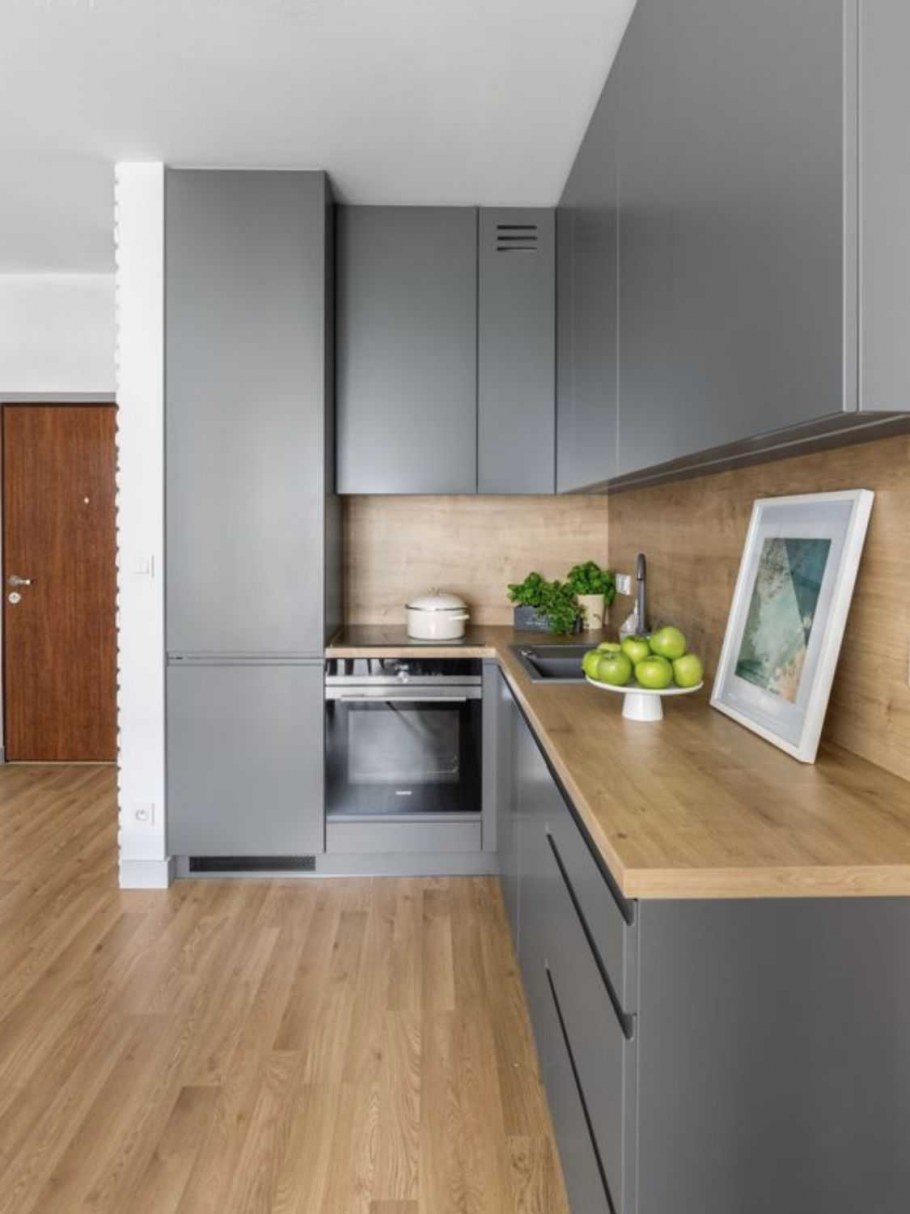 Серая кухня с белой столешницей