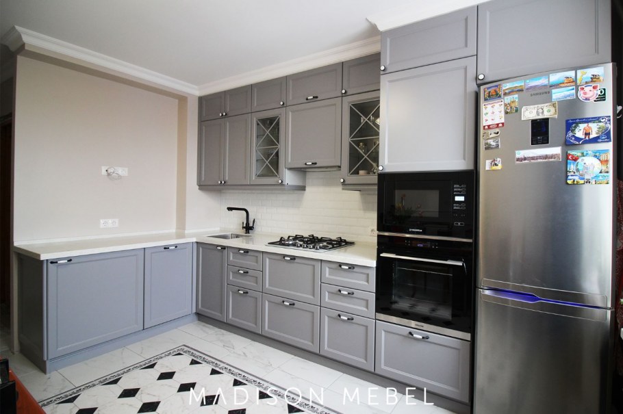 Белая кухня с черным холодильником