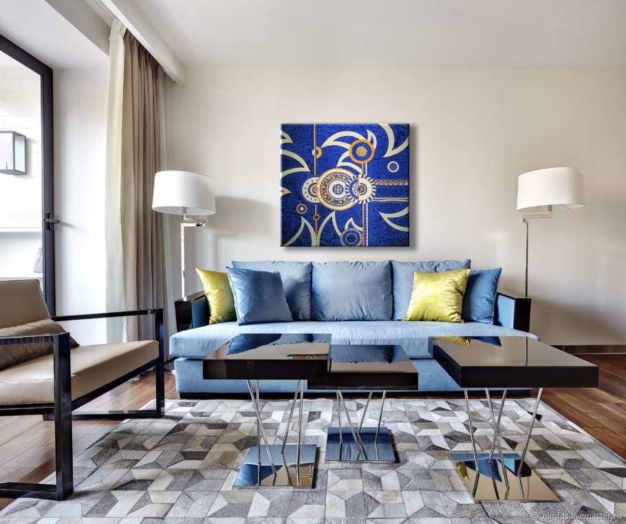 Синий диван в интерьере