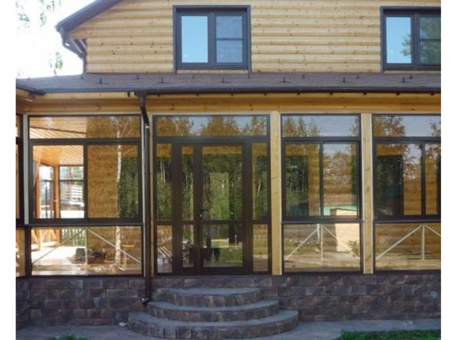 Остекление веранды деревянного дома