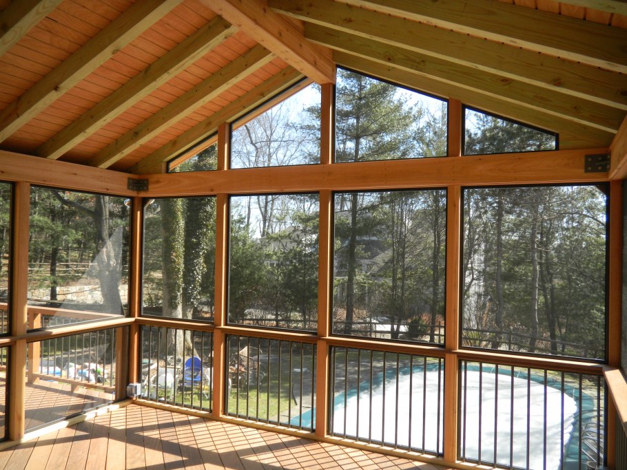 Застекленная веранда с камином