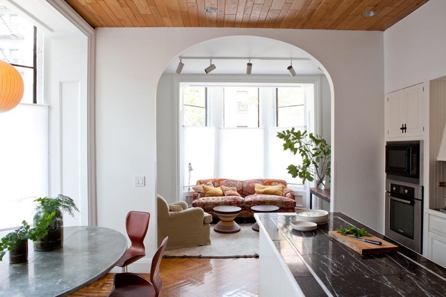 Большие арки между кухней и гостиной