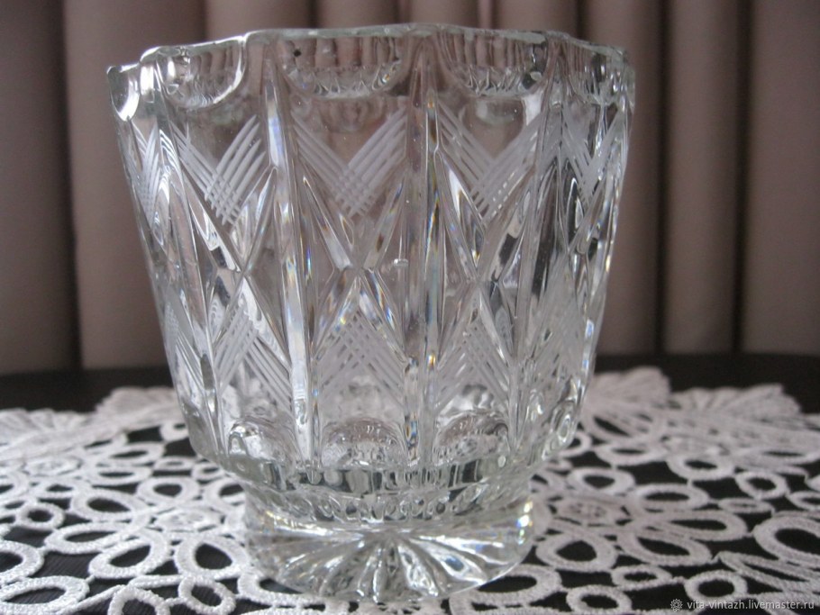 Много хрустальной посуды