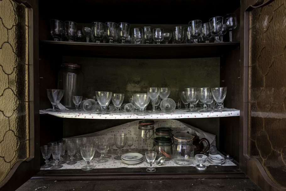 Хрустальная посуда в серванте
